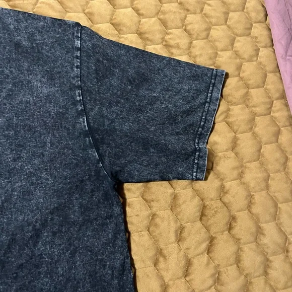 Men’s XL Heathered Black T-Shirt with Colorful Cross Design and Bible verse - Picture 4 of 11